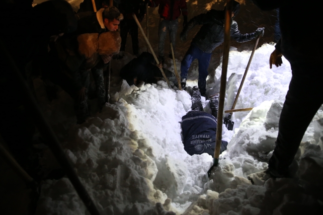 Van'ın Bahçesaray yolunun 33. kilometresinde bir minibüsün üzerine çığ düştü. ile ilgili görsel sonucu"