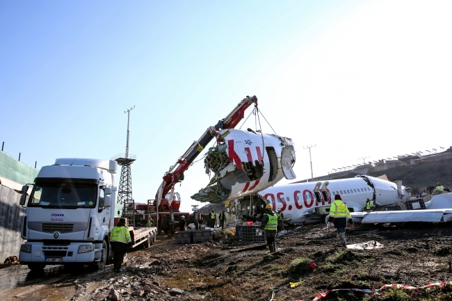 Pistten çıkan uçağın enkazı kaldırılıyor