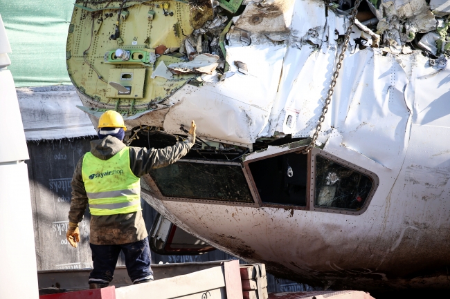 Pistten çıkan uçağın enkazı kaldırılıyor