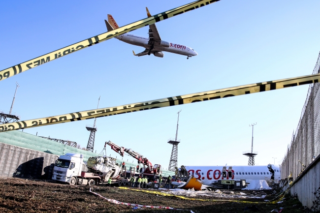 Pistten çıkan uçağın enkazı kaldırılıyor