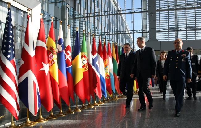 Bakan Akar NATO Karargahı'nda