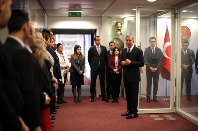 Bakan Akar NATO Karargahı'nda