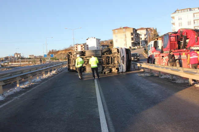 Ordu'da işçileri taşıyan midibüs devrildi