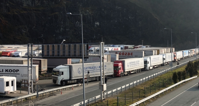 Sarp Sınır Kapısı'nda 12 kilometrelik tır kuyruğu oluştu
