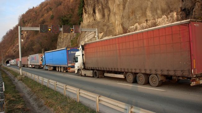 Sarp Sınır Kapısı'nda 12 kilometrelik tır kuyruğu oluştu