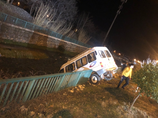 Minibüs korkuluklarda asılı kaldı