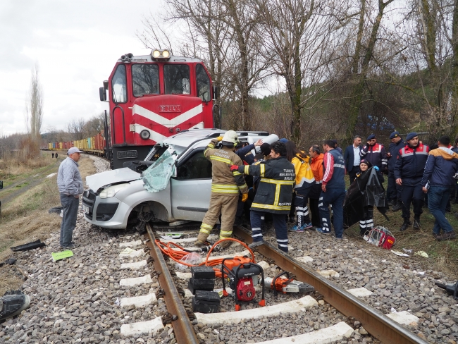 Yük treninin çarptığı araçtaki 2 kişi hayatını kaybetti