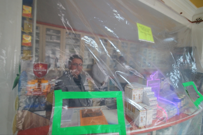 Eczacıdan şeffaf brandalı koronavirüs önlemi