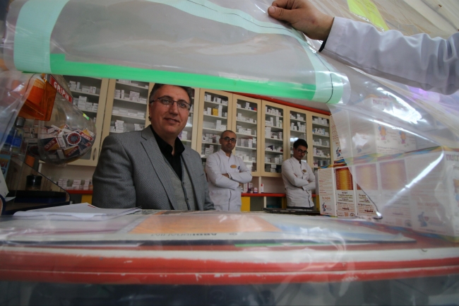 Eczacıdan şeffaf brandalı koronavirüs önlemi