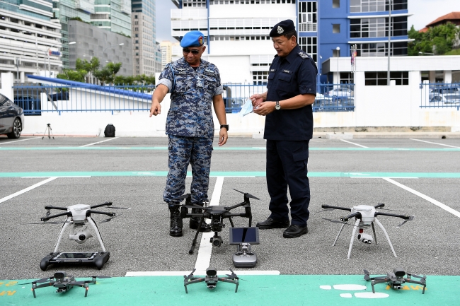 Malezya'da kısmi sokağa çıkma yasağı İHA'larla gözetleniyor