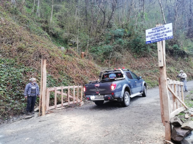 Koronavirüse karşı mahalle girişine kapı taktılar