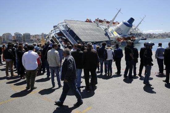 Yolcu gemisi Yunanistan'da yan yattı