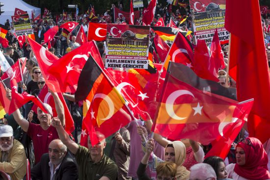 Almanya'daki Türkler tasarıya karşı tek yürek