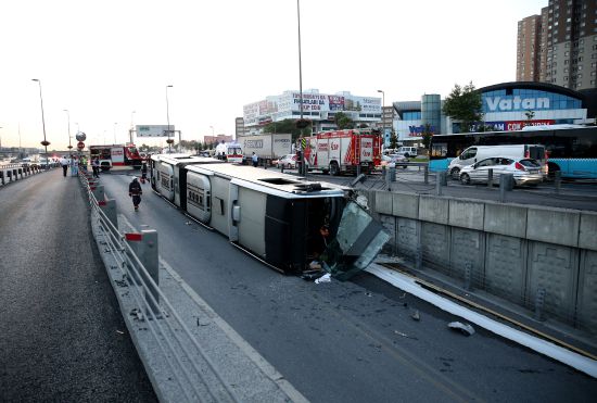İstanbul'da Zincirlikuyu-Avcılar seferindeki metrobüs devrildi