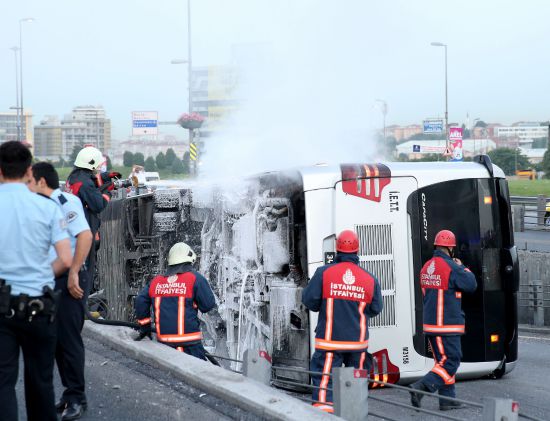 İstanbul'da Zincirlikuyu-Avcılar seferindeki metrobüs devrildi