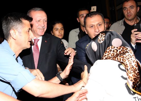 Cumhurbaşkanı Erdoğan demokrasi nöbetine katılanlarla buluştu