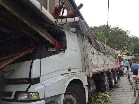 Kamyon, iş yerine çarparak durabildi