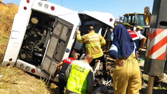 Balıkesir'de yolcu otobüsü şarampole devrildi