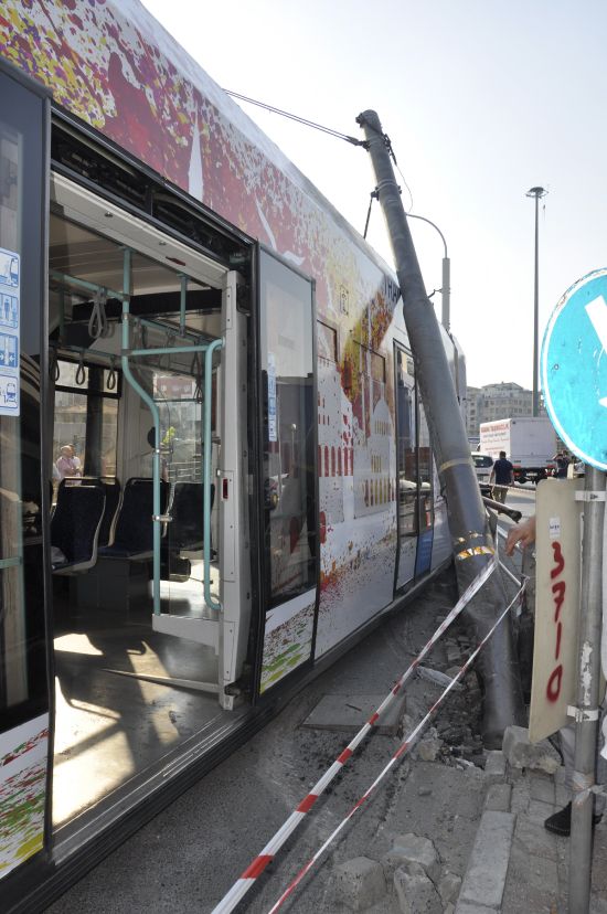 Güngören'de tramvay raydan çıktı