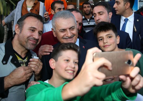 Başbakan Yıldırım'dan gelin ile damada sürpriz