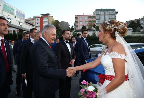 Başbakan Yıldırım'dan gelin ile damada sürpriz