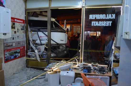 Samsun'da kamyon iş yerine girdi