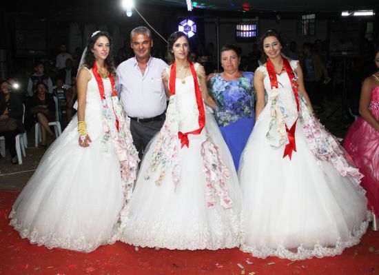 Üç gelin bir düğünle dünya evine girdi