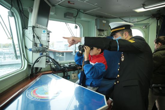 Donanma gemileri ziyarete açıldı