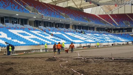 Akyazı Stadı'nda çimlendirme çalışmaları devam ediyor
