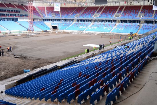 Akyazı Stadı'nda çimlendirme çalışmaları devam ediyor