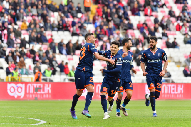Başakşehir Sivas'ta sevindi