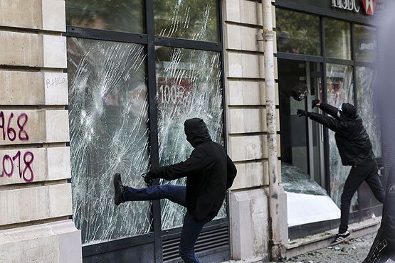Fransa'da memurlar 10 yıl sonra meydanlara indi