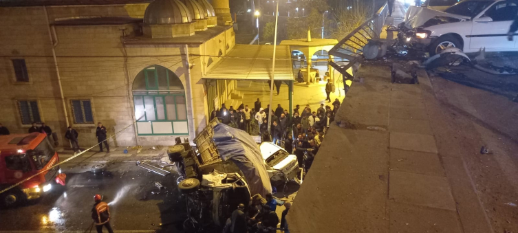 Şanlıurfa'da kamyon çarptığı otomobille üst geçitten düştü: 3 kişi öldü, 22 kişi yaralandı