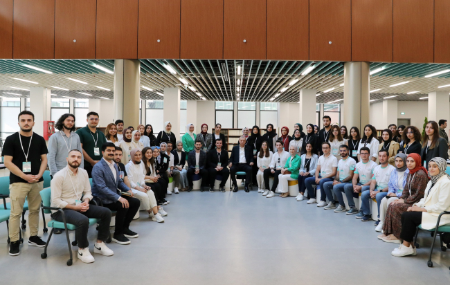 Cumhurbaşkanı Erdoğan, kütüphane açılışı sonrası gençlerle bir araya geldi