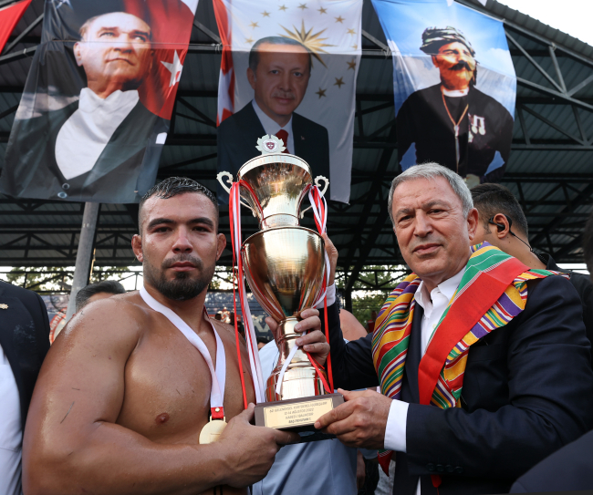 Bakan Akar, Kurtdereli Yağlı Güreşleri'ni izledi