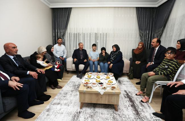 Cumhurbaşkanı Erdoğan, görme engelli hafız Ravzanur'u evinde ziyaret etti