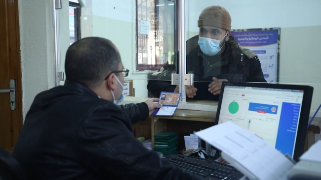 Gazze'deki yetkililerin başlattığı 'mavi kimlik' uygulaması Gazze'nin Refah Sınır Kapısı'ndan çıkış hakkı vermiyor. Fotoğraf: TRT Arabi