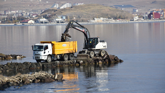 Van Gölü zemininden 807 bin metreküp çamur çıkarıldı