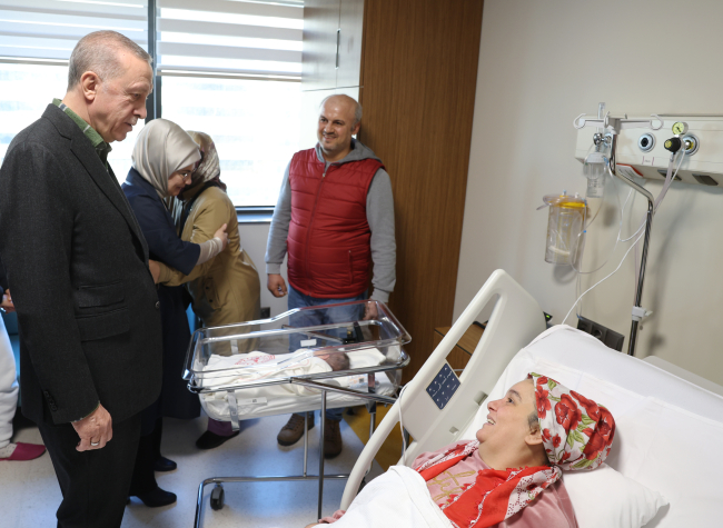 Cumhurbaşkanı Erdoğan, tedavi gören depremzedeleri ziyaret etti