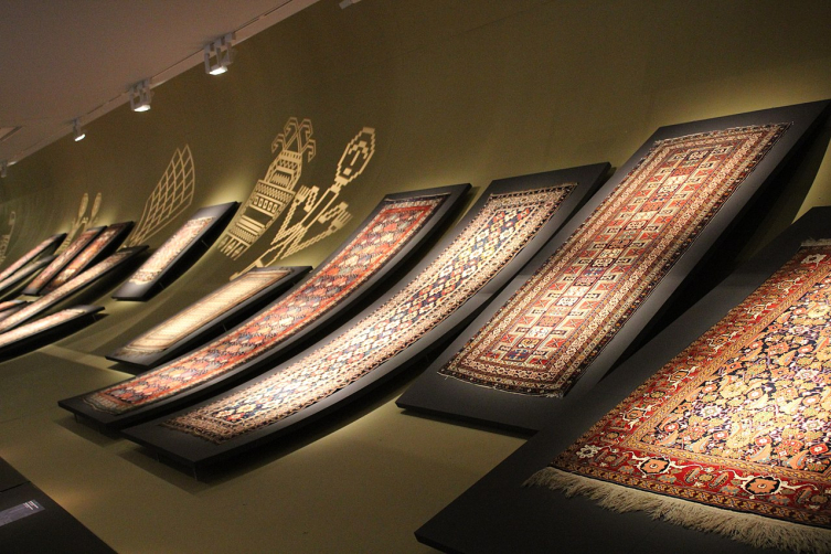 Dünya'nın ilk ve en büyük halı müzesi de Azerbaycan'da bulunuyor.