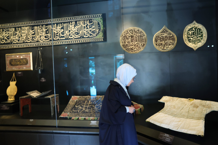 Cumhurbaşkanı Erdoğan ile eşi Emine Erdoğan Hırka-i Şerif'i ziyaret etti