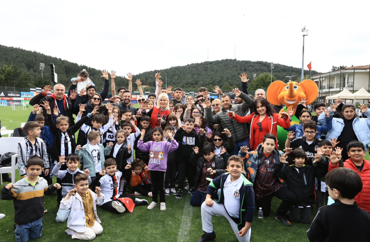 Beşiktaş Futbol Takımı 23 Nisan'da çocuklarla bir araya geldi