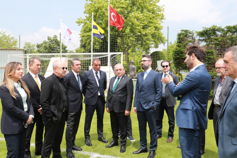 Mehmet Büyükekşi Fenerbahçe Futbol Akademisi'ni ziyaret etti