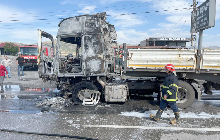 Gaziantep'te seyir halindeki demir yüklü tır yandı