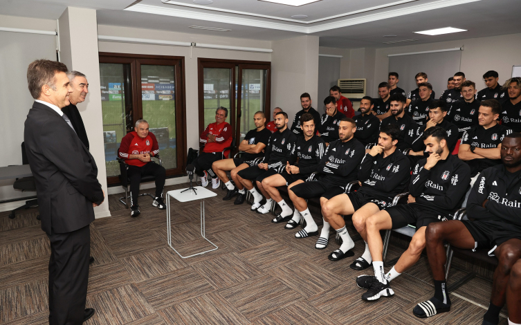 Beşiktaş'ta Feyyaz Uçar ve Samet Aybaba, futbolcularla bir araya geldi