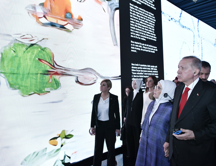 Cumhurbaşkanı Erdoğan, Gazzeli Çocuk Ressamlar Sergisi'ni gezdi