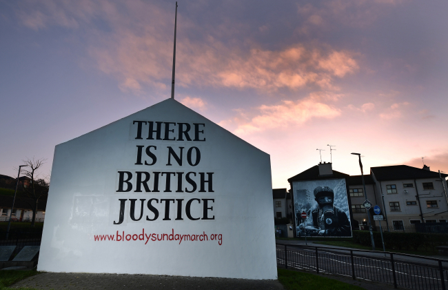 Fotoğraf: GettyImages (Kanlı Pazar'ın 50. yıldönümünü kutlamak için ''İngiliz Adaleti Yok'' yazılı duvar boyandı.)