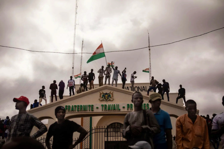 Nijer'deki darbenin ardından on binler sokağa döküldü ve Fransa karşıtı gösteriler düzenledi. Foto: Getty 