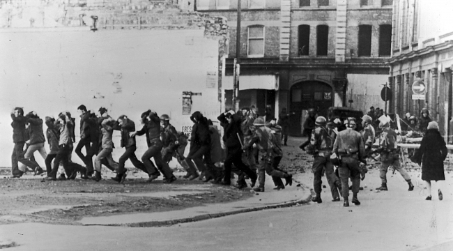 Fotoğraf: GettyImages (İngiliz paraşütçüler, 30 Ocak 1972'de Kuzey İrlanda'da ateş açarak 14 sivili öldürdükten sonra ''Kanlı Pazar'' günü sivil haklar göstericilerini götürürken.)
