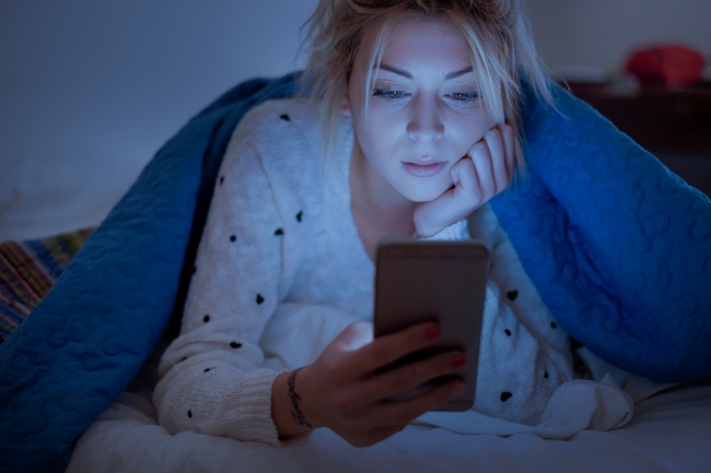 Uyku öncesi telefona bakanları bekleyen tehlike: Mavi ışık